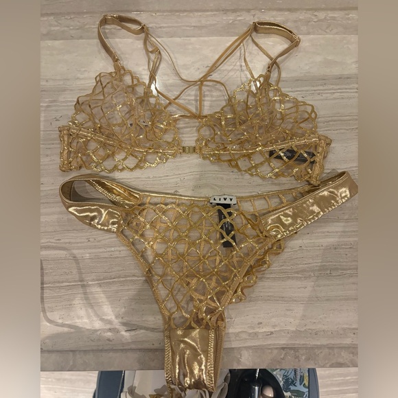 Livy gold lingerie set - Picture 6 of 13